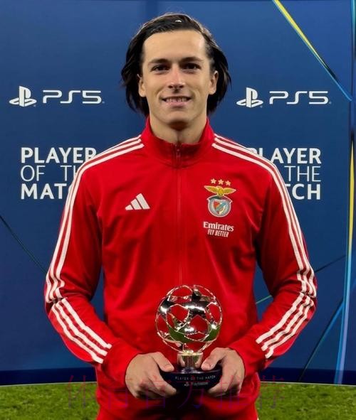 马卡报:皇马巴萨争马拉加18岁前锋 球员明夏到期